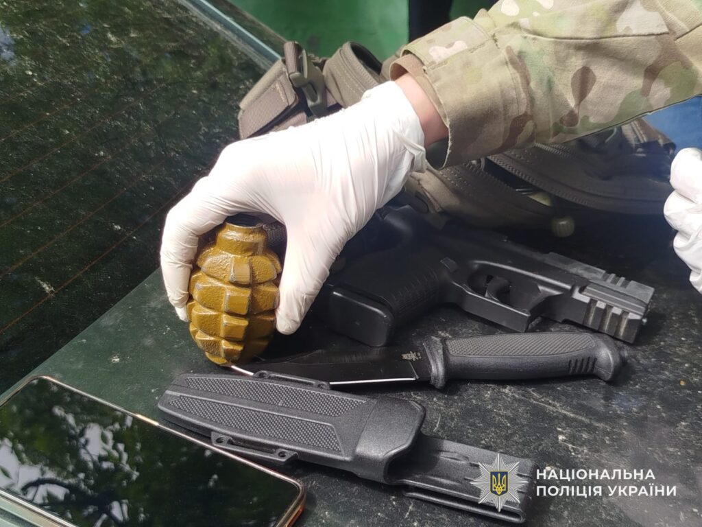 В Кам'янському чоловіка зупинили на вулиці з гранатою та пістолетом у сумці, а в нього вдома знайшли гранатомети - ФОТО