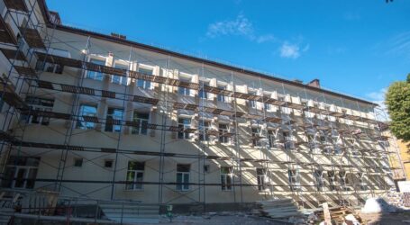 В Кам’янському до кінця літа планують завершити ремонт пологового будинку, який рік тому зруйнував ворог
