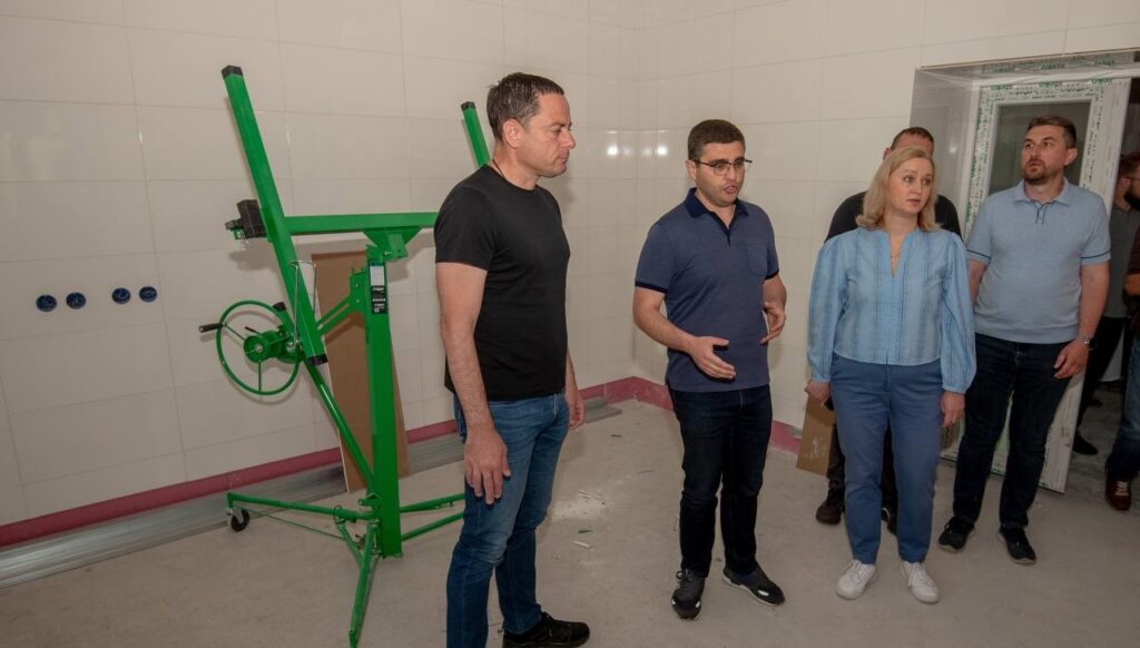 В Кам'янському до кінця літа планують завершити ремонт пологового будинку, який рік тому зруйнував ворог - ФОТО