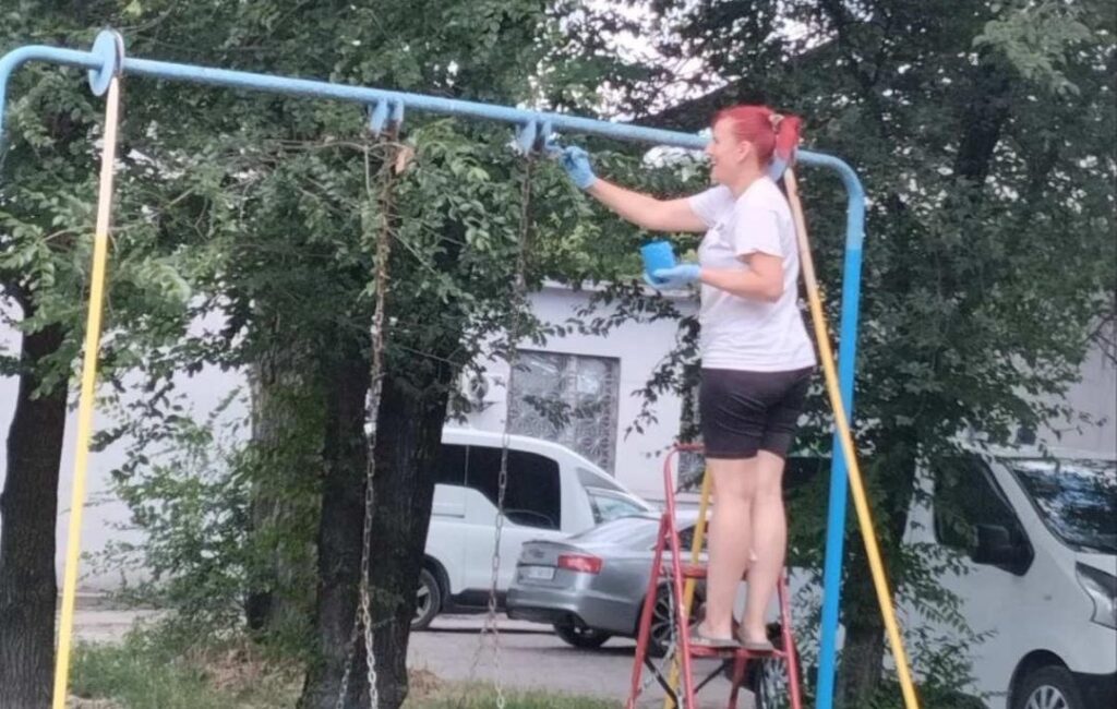 В Кам'янському органи самоорганізації населення продовжують наводити лад на прибудинкових територіях - ФОТО