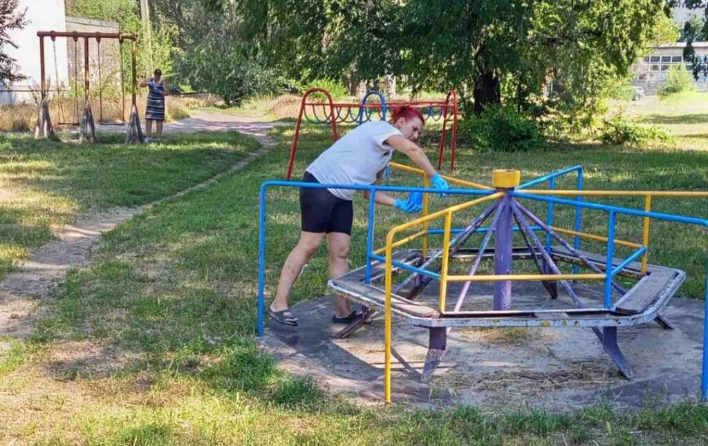 В Кам'янському органи самоорганізації населення продовжують наводити лад на прибудинкових територіях - ФОТО