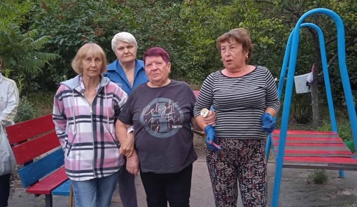 В Кам'янському органи самоорганізації населення продовжують наводити лад на прибудинкових територіях - ФОТО