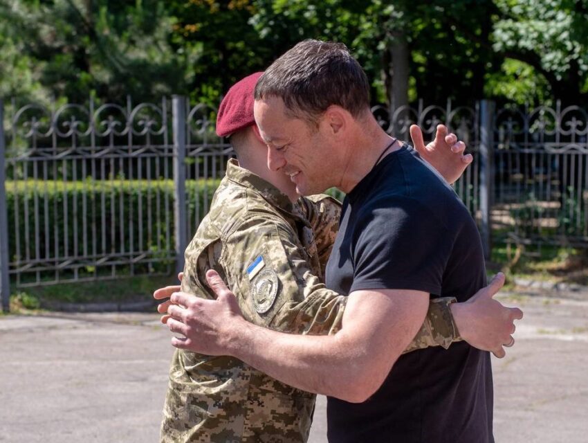 Після чотирьох років у полоні: в Кам’янському зустрічали захисника, який попри тяжкі випробування повернувся додому