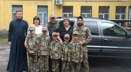 Освітяни Кам’янського відправили на фронт чергове авто для ЗСУ