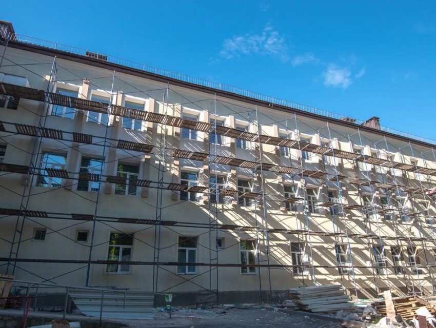 В Кам’янському до кінця літа планують завершити ремонт пологового будинку, який рік тому зруйнував ворог