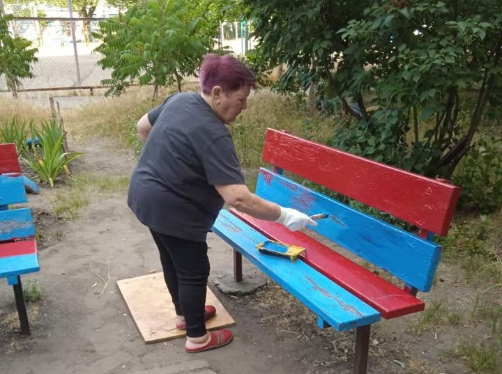 В Кам'янському органи самоорганізації населення продовжують наводити лад на прибудинкових територіях - ФОТО