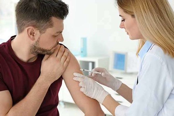 Вакцинація дорослих: які щеплення варто оновити та чому це важливо – розповіли кам’янчанам фахівці