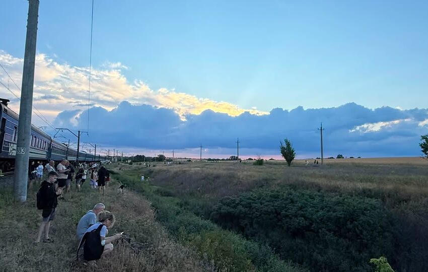 Через російські атаки частина поїздів із Дніпропетровщини та Запоріжжя змінює маршрути — журналіст розповів про майже шестигодинну затримку