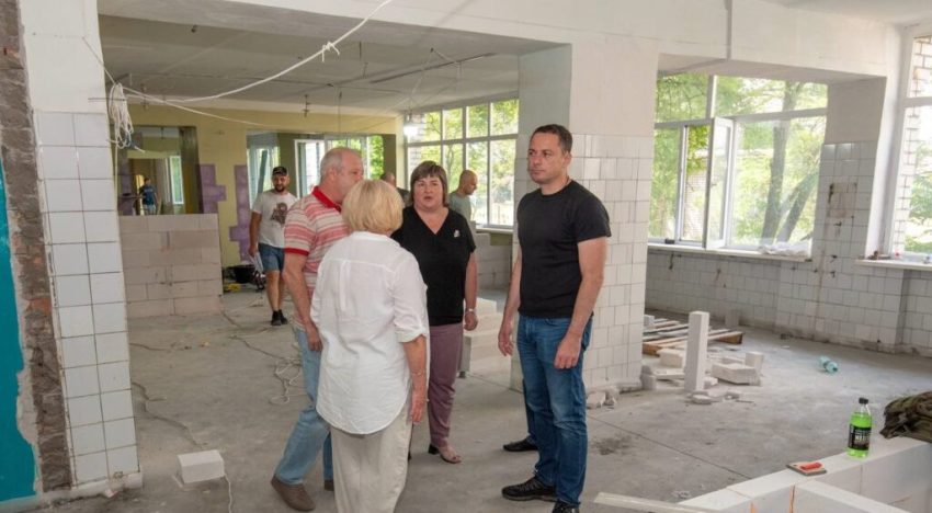 Ремонтують покрівлі, модернізують харчоблоки та укриття: в Кам'янському навчальні заклади готують до нового навчального року - ФОТО
