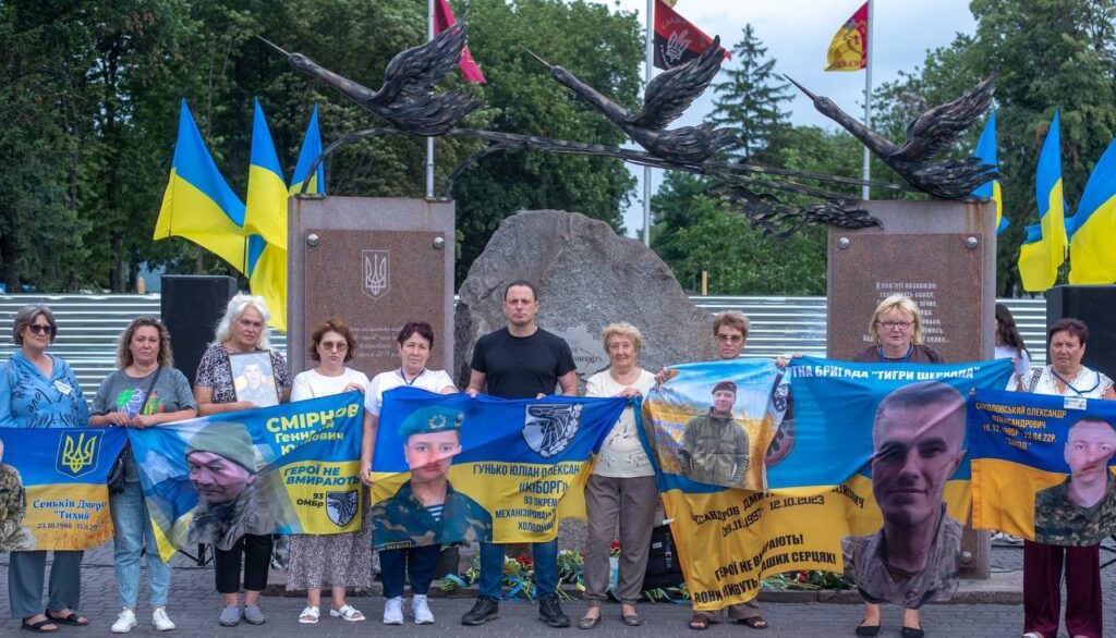 Сьогодні в Україні вшановують пам'ять тих, хто був страчений, закатований або загинув в полоні - ФОТО