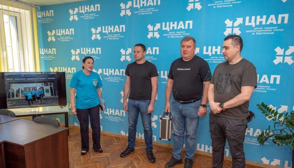 Кам'янське отримало новий комплект «Мобільний офіс ЦНАП» та паспортні станції - ФОТО