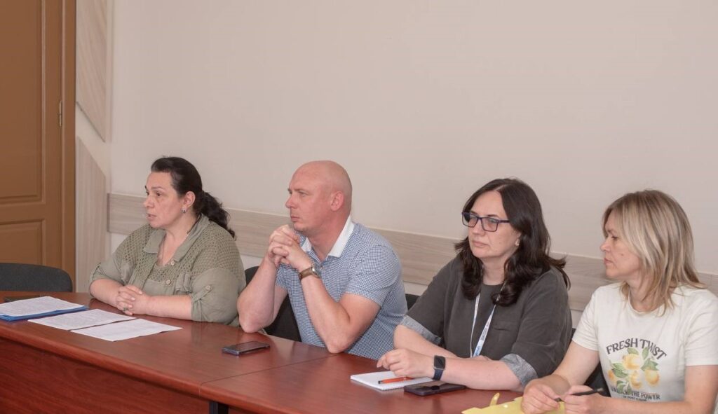 В Кам'янському представники влади та міжнародних організацій обговорювали питання захисту прав дітей - ФОТО