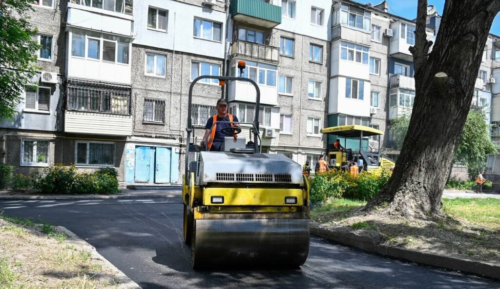 В Кам'янському тривають капремонти дворів багатоповерхівок та пішохідних зон - ФОТО