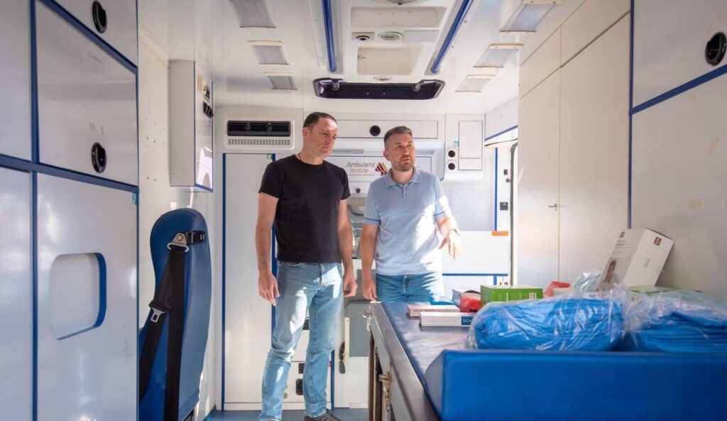 Німецькі партнери передали авто для лікарні швидкої меддопомоги у Кам'янському - ФОТО