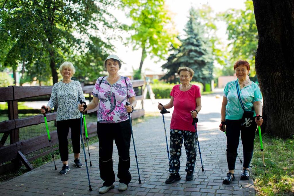 Палиці, парк і літній ранок: як скандинавська ходьба стає частиною життя для кам’янчан - ФОТО