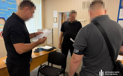 Хабарі та побиття людей: у понад сотні ТЦК по всій Україні проходять обшуки 
