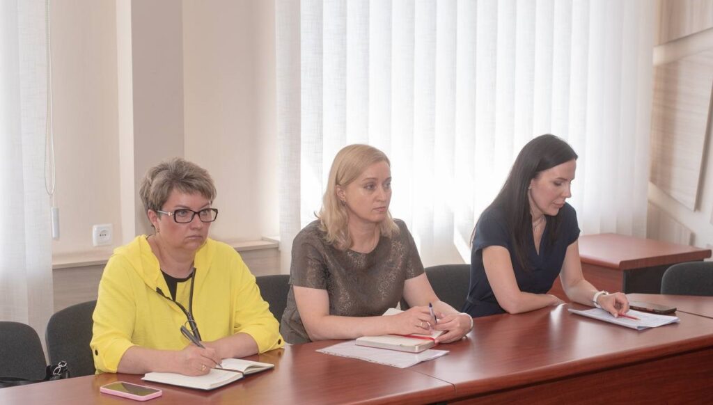 В Кам'янському представники влади та міжнародних організацій обговорювали питання захисту прав дітей - ФОТО