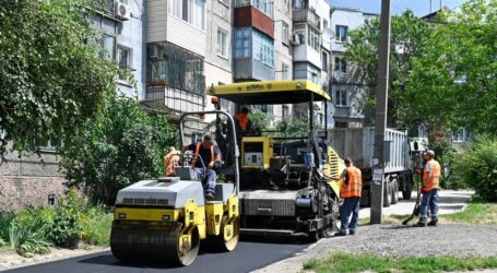 В Кам’янському тривають капремонти дворів багатоповерхівок та пішохідних зон
