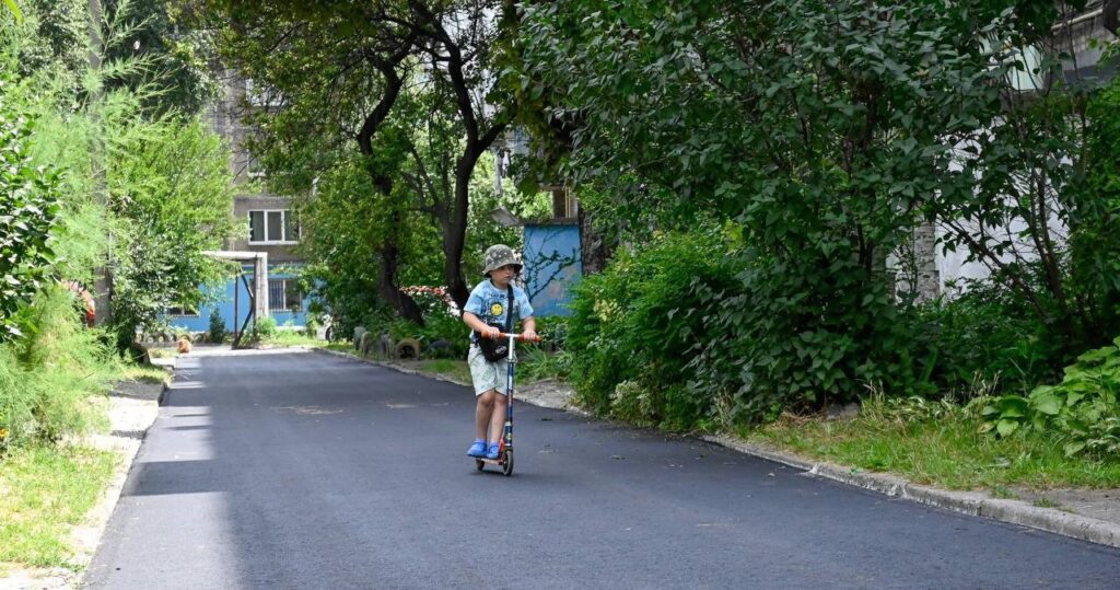 В Кам'янському тривають капремонти дворів багатоповерхівок та пішохідних зон - ФОТО