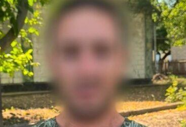 В Кам’янському районі чоловік пограбував жінку на подвір’ї приватного будинку