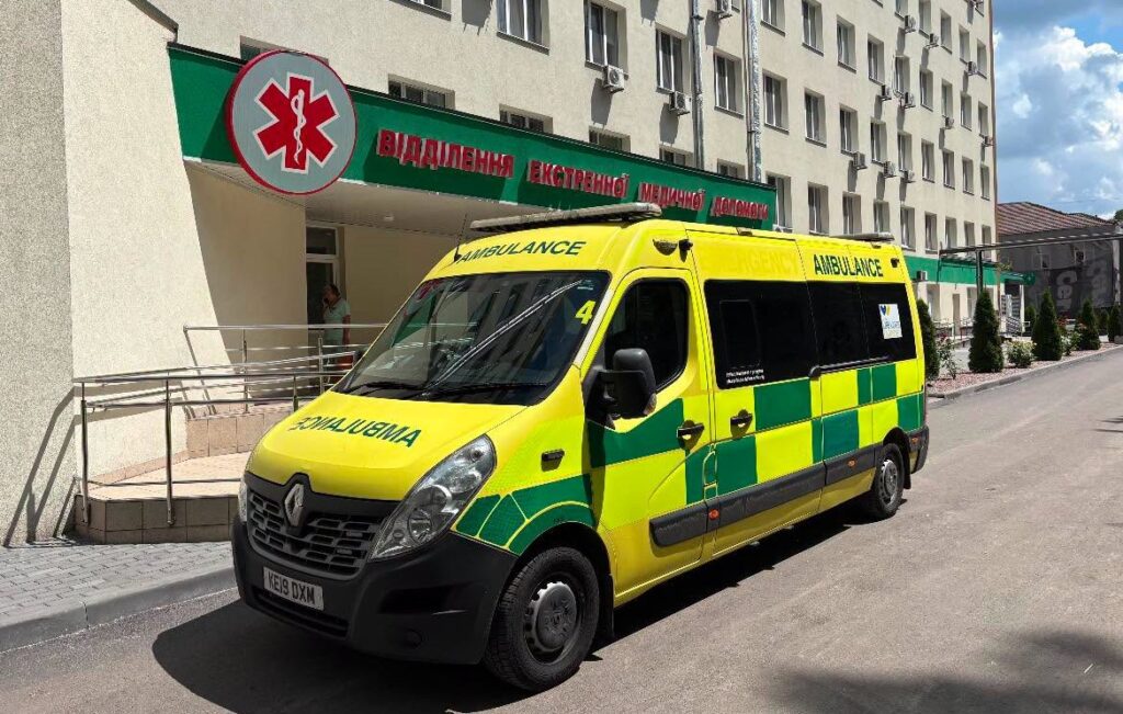 Британські партнери передали лікарні №9 Кам'янського сучасний автомобіль меддопомоги - ФОТО