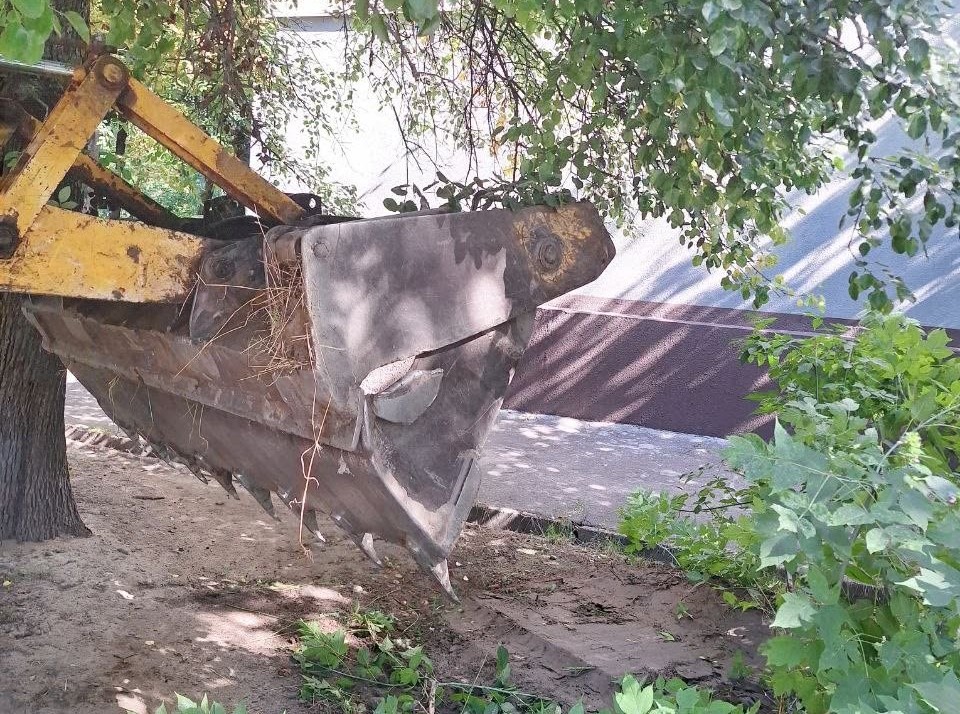 У дворах Кам`янського тривають роботи з ліквідації аварійних погребів - ФОТО