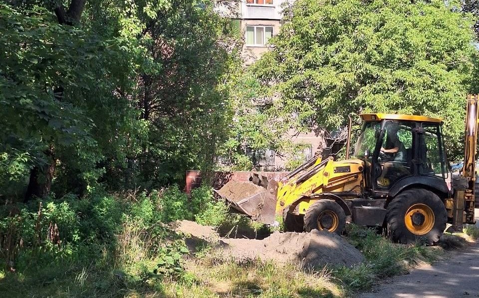 У дворах Кам`янського тривають роботи з ліквідації аварійних погребів - ФОТО