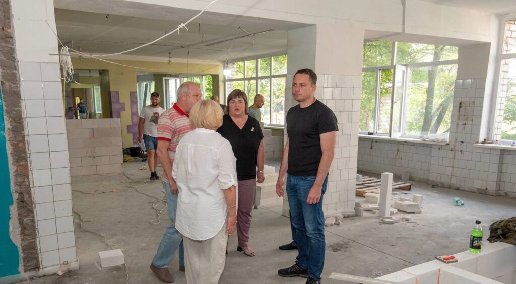 Ремонтують покрівлі, модернізують харчоблоки та укриття: в Кам'янському навчальні заклади готують до нового навчального року - ФОТО