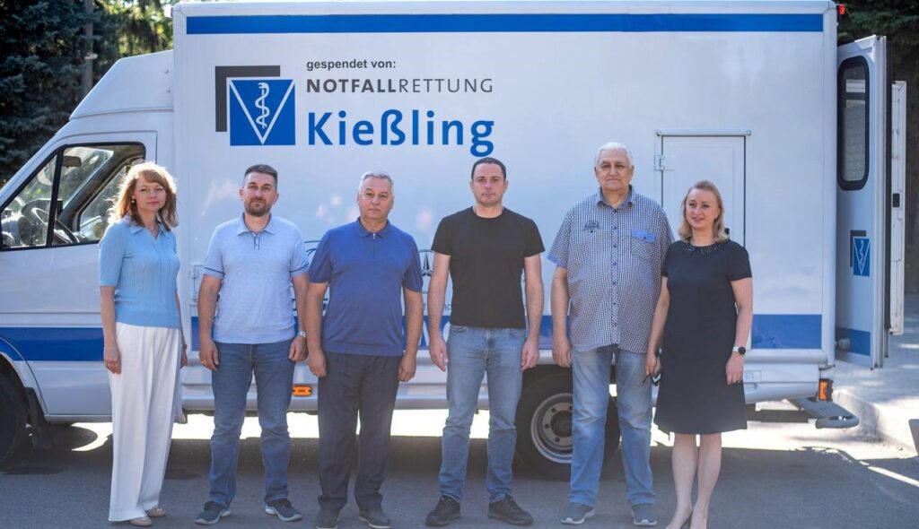 Німецькі партнери передали авто для лікарні швидкої меддопомоги у Кам'янському - ФОТО