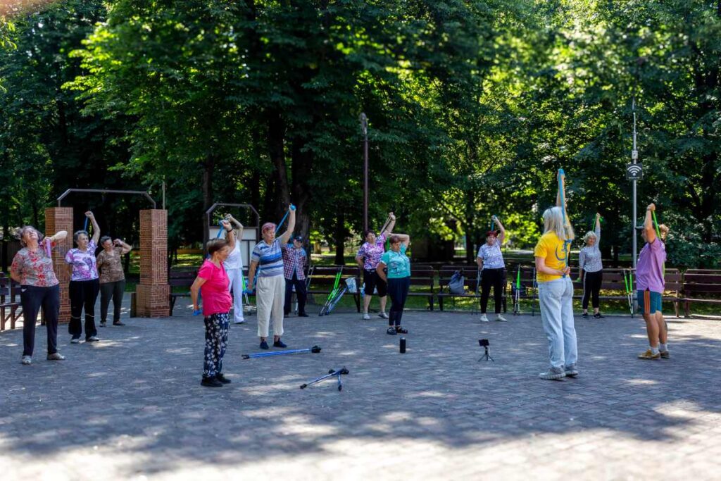 Палиці, парк і літній ранок: як скандинавська ходьба стає частиною життя для кам’янчан - ФОТО