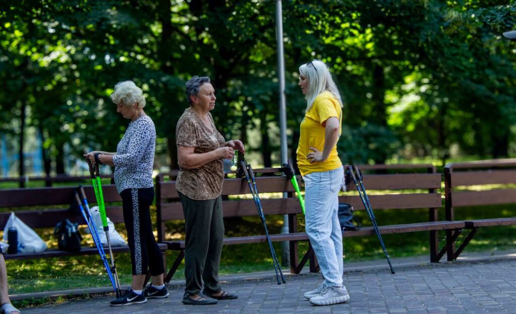 Палиці, парк і літній ранок: як скандинавська ходьба стає частиною життя для кам’янчан - ФОТО