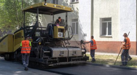 Створення безбар’єрного міського простору: в Кам’янському ремонтують тротуари та покриття у дворах багатоповерхівок