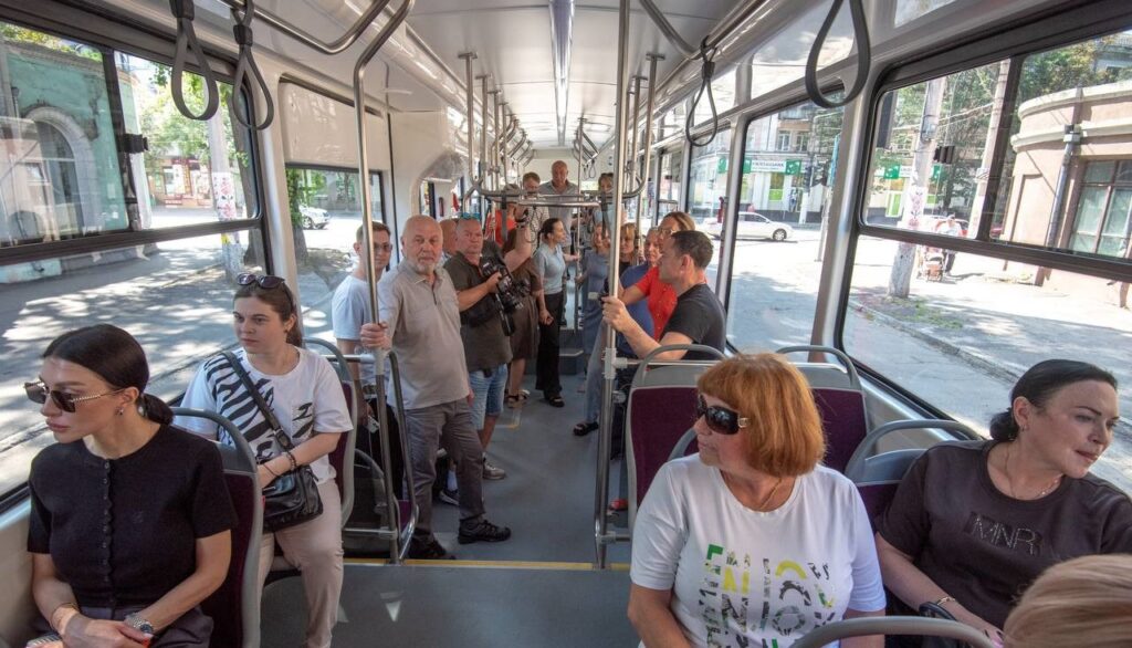 Низькопідлоговий, обладнаний пандусом, із клімат-контролем та відеокамерами: в Кам'янському на лінію вийшов новий трамвайний вагон - ФОТО