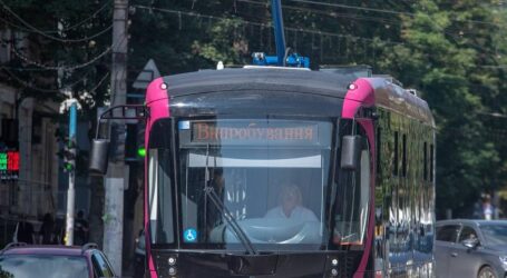 Низькопідлоговий, обладнаний пандусом, із клімат-контролем та відеокамерами: в Кам’янському на лінію вийшов новий трамвайний вагон