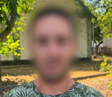 В Кам’янському районі чоловік пограбував жінку на подвір’ї приватного будинку