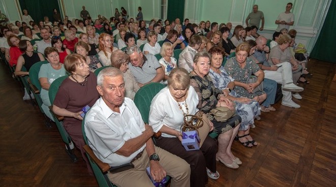 В Кам'янському з прийдешнім професійним святом вітали працівників медичної галузі - ФОТО