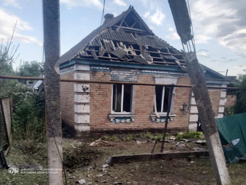 Ворог майже 20 разів атакував Дніпропетровщину: поранений чоловік, пошкоджені будинки, школа та АЗС