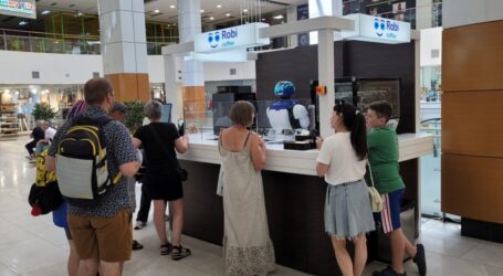 Готує каву, радить бігти в укриття та не обслуговує лихословів: в Дніпрі працює перша кав’ярня з роботом баристою (ВІДЕО)