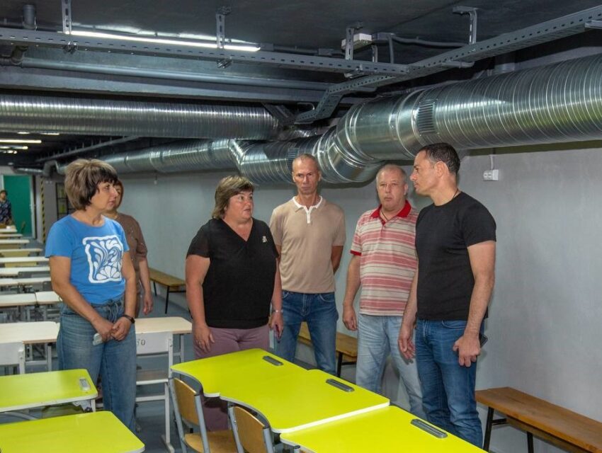Ремонтують покрівлі, модернізують харчоблоки та укриття: в Кам’янському навчальні заклади готують до нового навчального року