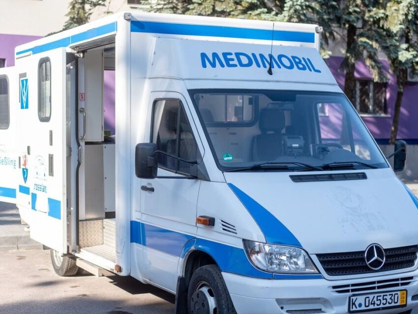 Німецькі партнери передали авто для лікарні швидкої меддопомоги у Кам’янському