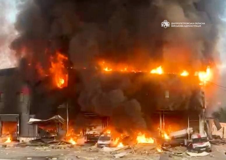Вночі росіяни атакували шість районів Дніпропетровщини, в Кам'янському горіла АЗС - ФОТО