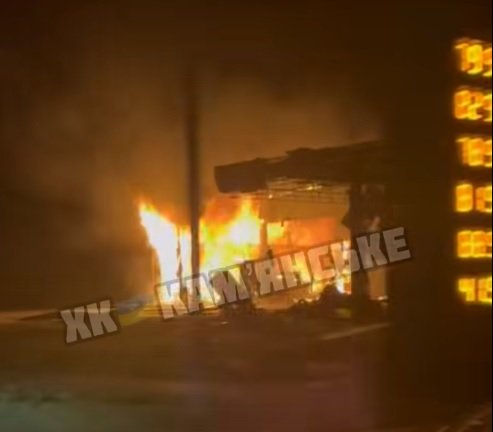 У Кам’янському ворожий дрон влучив в АЗС WOG: на місці пожежа