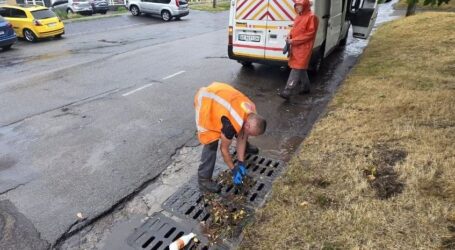 У Кам’янському після злив комунальники очищають дощоприймальні решітки