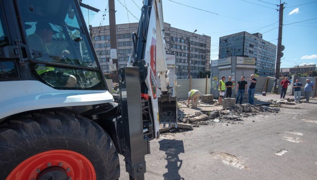В Кам'янському до кінця року планують повністю оновити зупинковий комплекс на площі Софії Шаповалової - ФОТО