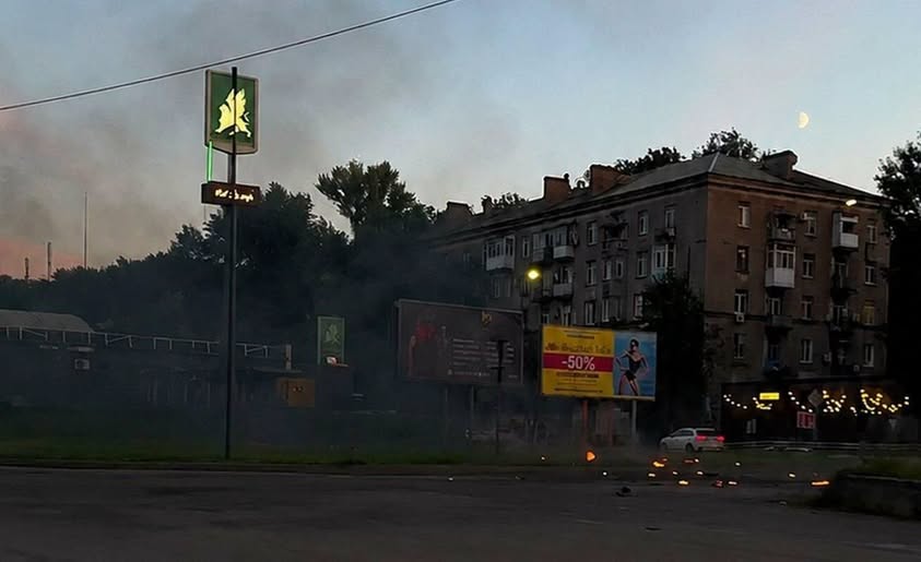 У Кам’янському російський дрон ледь не влучив в АЗС у центрі міста (відео)