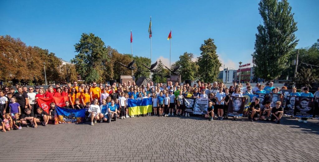 В Кам'янському понад пів тисячі учасників взяли участь у патріотичному забігу «Шаную Воїнів. Біжу за Героїв України». - ФОТО