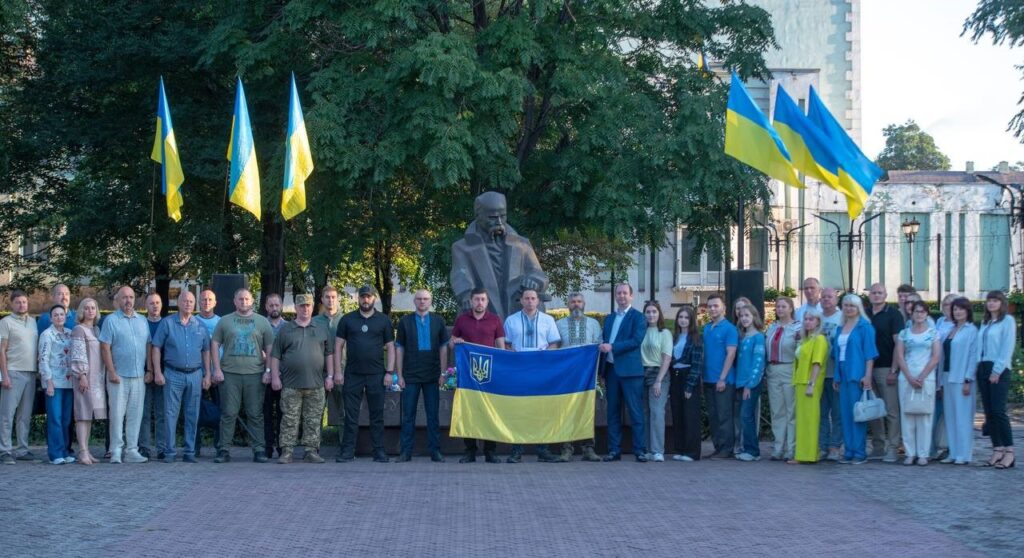 В Кам'янському у День Незалежності України відбувся урочистий захід біля пам'ятника Кобзарю - ФОТО