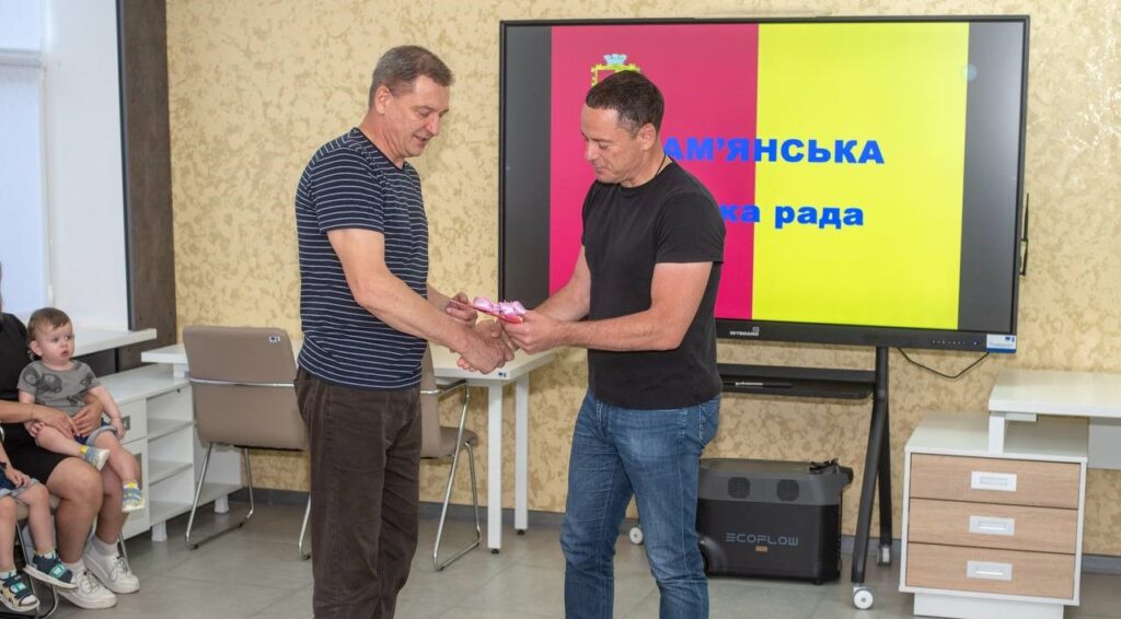 В Кам'янському родинам переселенців з Донеччини вручили ключі від квартир - ФОТО
