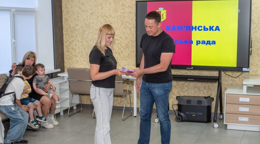 В Кам'янському родинам переселенців з Донеччини вручили ключі від квартир - ФОТО