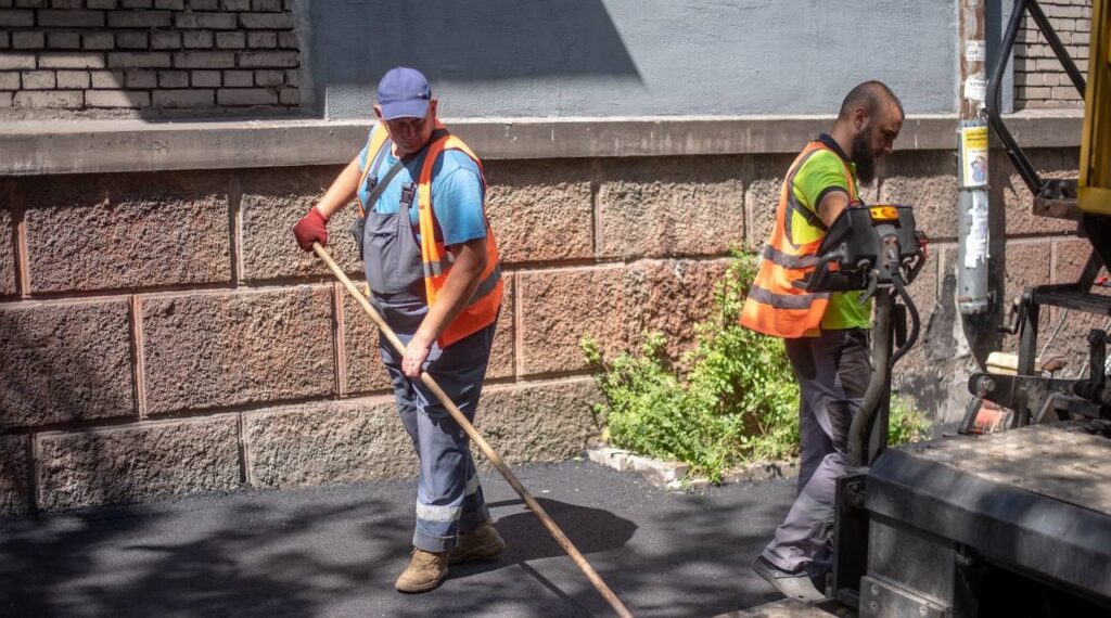 В Кам'янському ремонтують тротуари та покриття на прибудинкових територіях - ФОТО